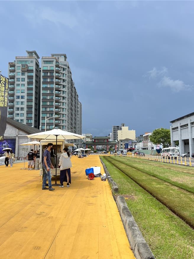 今日中午12時許輕軌發生撞擊棚傘事件，起因是駁二攤販疑似將棚傘放在輕軌行進軌跡內，造成輕軌經過時產生碰撞。（高捷公司提供／楊舒婷高雄傳真）