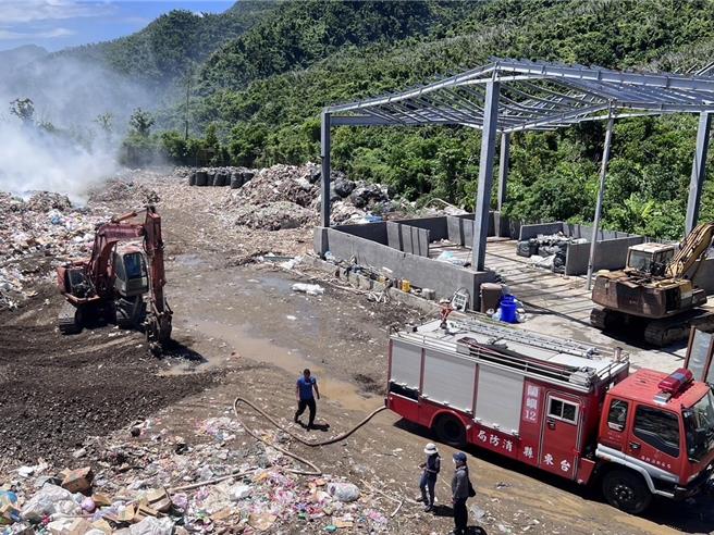 蘭嶼鄉掩埋場4日晚間發生火災。（台東縣政府提供／蔡旻妤台東傳真）