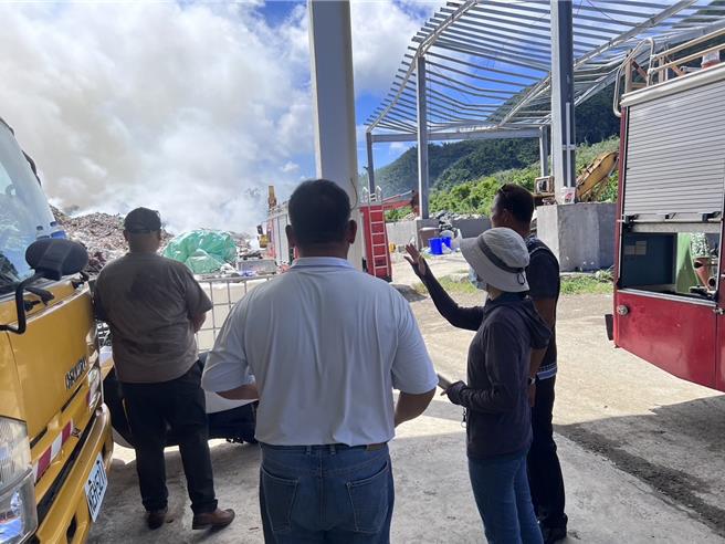 蘭嶼鄉掩埋場4日晚間發生火災。（台東縣政府提供／蔡旻妤台東傳真）