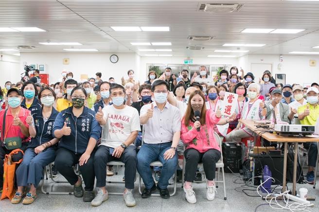 遭正国会除名的民进党台北市议员陈怡君，贴出外交部长林佳龙在宣布参选台北市长时，自己帮助他举行造势活动的照片，直指「政治人物最怕失去初衷」。（陈怡君提供／丁上程台北传真）