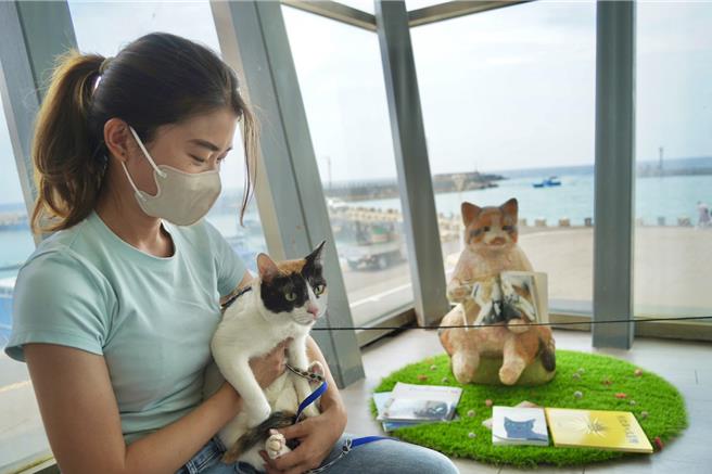 屏东县动物保护自治条例5日在议会三读通过，最快本月实施，将针对饲主携带宠物进入公共场所却未有防护措施等违规事项进行开罚。（屏县府提供／谢佳潾屏东传真）