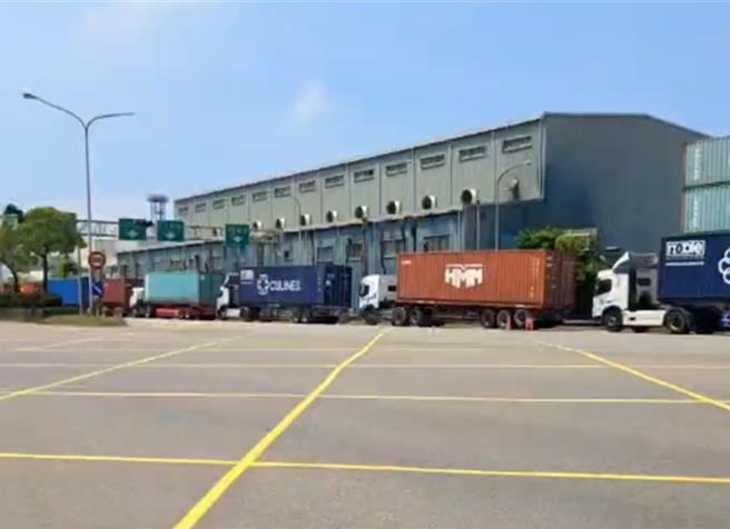 码头外货柜车大排长龙，司机怨一等就是好几个小时。（高雄市直辖市汽车货柜货运公会提供／洪靖宜高雄传真）