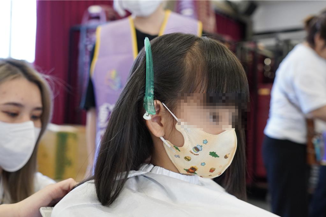 5歲的吳小妹說，之後也要繼續留長、幫助更多人。（新北市社會局提供）