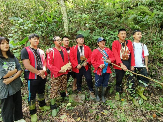 邹族青年跟着汪士伟学狩猎文化，有满满的收获。（廖素慧摄）