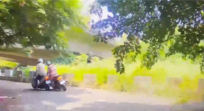 官田分驻所所长郭仲正奋不顾身，以机车横阻方嫌。（民眾提供／宝智华台南报导）