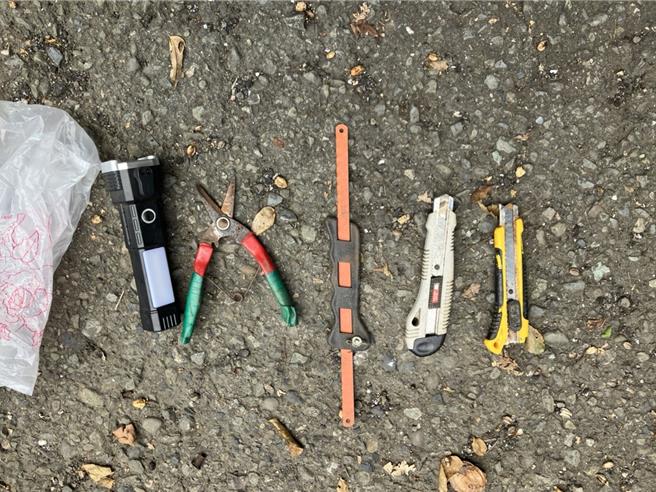 警方在方嫌的机车里查获盗剪电缆使用的工具。（民眾提供／宝智华台南报导）
