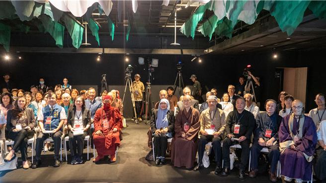 參加第18場回佛對談開幕式的貴賓合影。（世界宗教博物館提供）