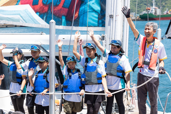 師生做好安全措施，搭上學習的帆船環繞臺灣航行。(照片/教育部國教署提供)