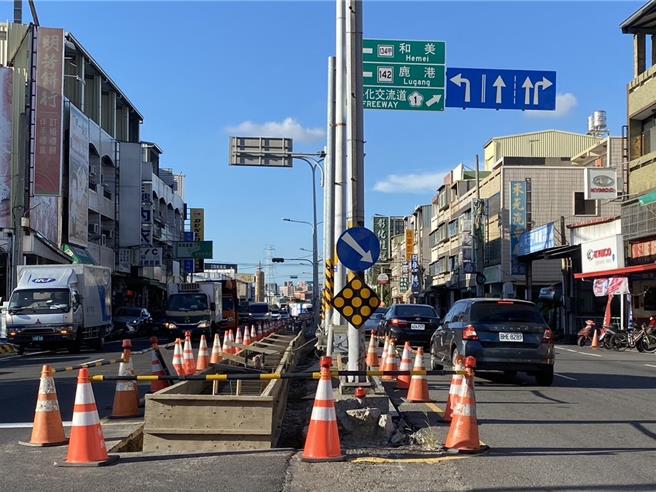 彰化縣議員楊子賢指出，彰化市彰水路工程施工延宕太久，公路單位應注意契約內容，避免工程擾民期增長。（縣議員楊子賢提供／孫英哲彰化傳真）
