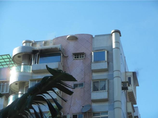 北投怀德街华厦8楼冒出黑烟。（翻摄画面）