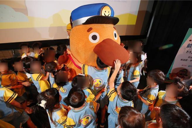 科博馆13日起将推出《达克比出任务－前进科博馆》活动，活动宣传记者会5日起跑，「达克比」巨偶现身，引起在场快乐幼儿园孩童阵阵惊呼。（科博馆提供／陈淑芬台中传真）