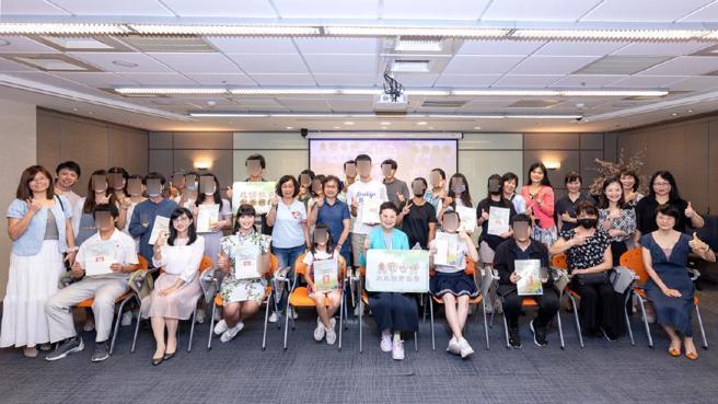 宝吉祥文史教育协会理事长冯明珠与获奖学子、家长、评审老师合影。（图／宝吉祥集团）