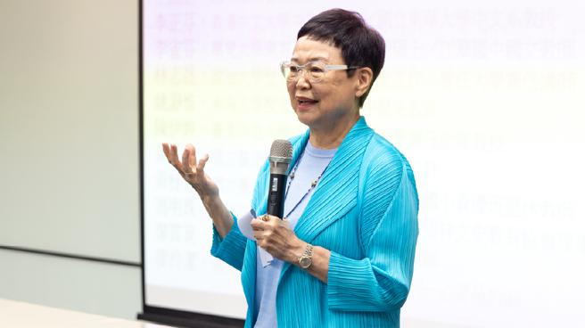 宝吉祥文史教育协会理事长冯明珠代表宝吉祥集团顏总裁向获奖学子及家长致词。（图／宝吉祥集团）