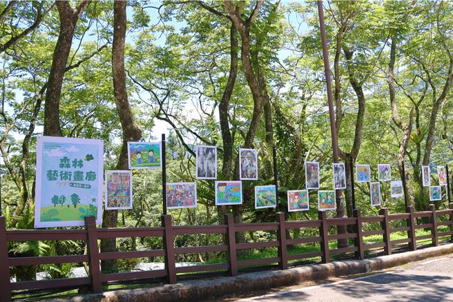 科博馆等单位6日在凤凰谷鸟园举行水保生态嘉年华，凤凰国小学童举行画展，沿着旅客中心旁森林步道展出73幅作品。（科博馆提供／杨静茹南投传真）