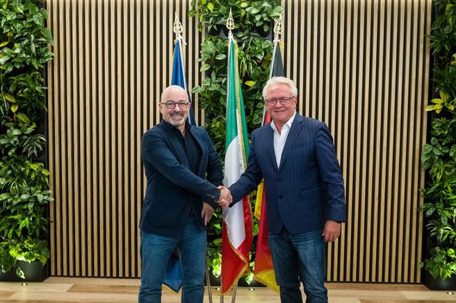 李奥纳多与莱茵金属公司执行长达成协议，将合作生产战车与步兵战斗车。（取自莱茵金属「X」帐号）