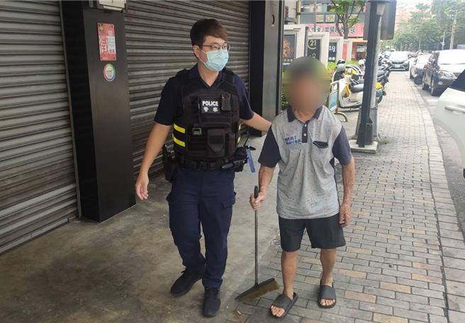 ／中市南區有失智症狀的88歲林爺爺（右），喜歡趴趴走有多次走失紀錄。台中市第三警分局5日表示，經家人苦思防範辦法、發揮巧思，在上衣明顯處繡上「我走失了，麻煩打電話」等字樣及聯繫電話，兩度發揮功效，迅速將他平安送回家。（警方提供／陳淑芬台中傳真）