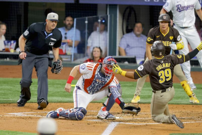 圣地牙哥教士Donovan Solano(右)衝本垒遭触杀出局（美联社）