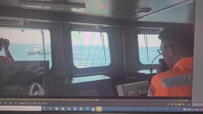 今（5）日10時32分，海巡台中艦海上鬼切，橫阻陸海警船騷擾漁民。（翻攝畫面）