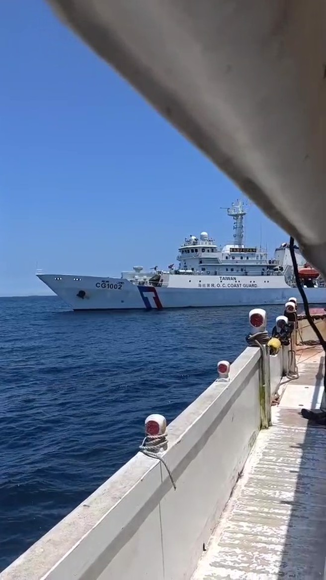 今（5）日10時32分，海巡台中艦海上鬼切，橫阻陸海警船騷擾漁民。（翻攝畫面）