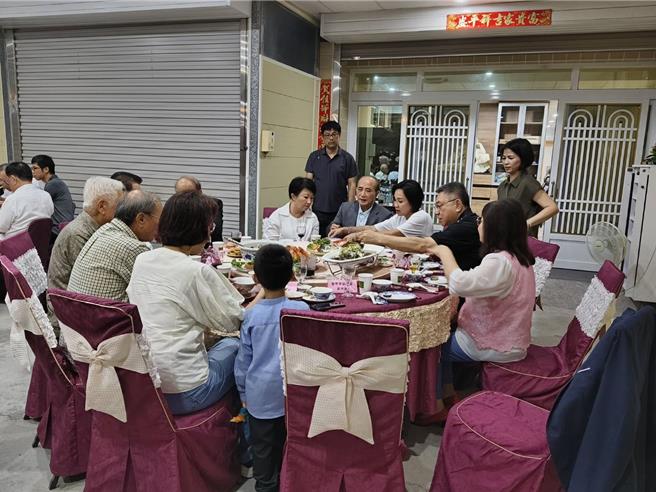 台中市长卢秀燕（右五）今晚到高雄向立法院前院长王金平（右四）请益，王在路竹老家设宴16桌，有逾百人到场用餐。（林雅惠摄）