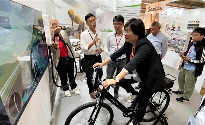 彰化县长王惠美在德国法兰克福自行车展，试骑台湾厂商推出新款自行车。图／彰化县政府提供