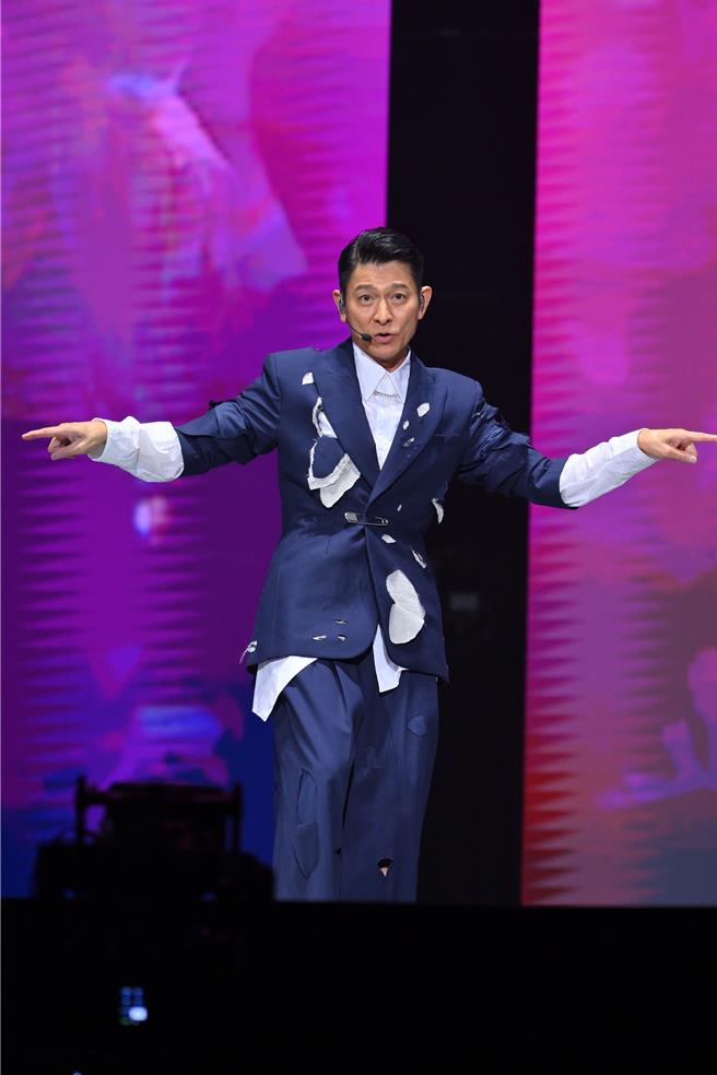 刘德华5日在上海热闹开唱，吸引大批粉丝到场朝圣。（台湾映艺提供）