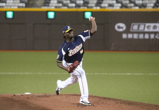 中信兄弟德保拉。（赵双杰摄）