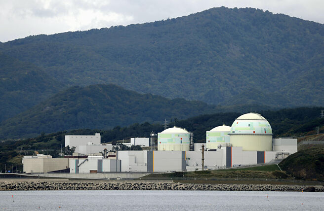 為因應北海道半導體與資料中心等新興投資的龐大電力需求，日本政府申請重啟曾占北海道電力公司4成發電量的泊核電廠。圖為泊核電廠。圖／美聯社