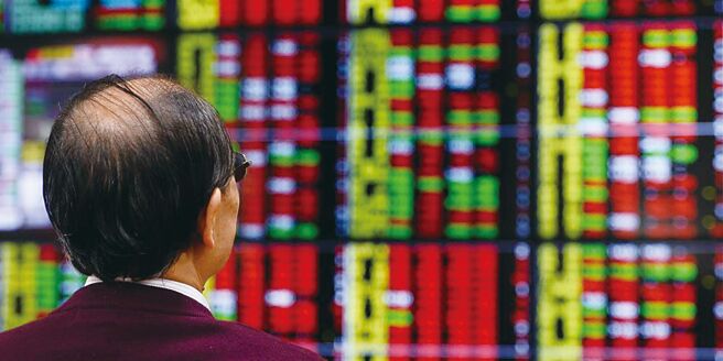 台指期4日大漲441點、收23,624點，期現貨正價差擴大至101.47點，夜盤開盤持續上攻、刷新歷史最高至23,697點。圖／本報資料照片