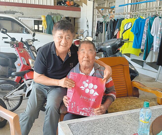 澎湖籍渔船「大进满88号」日前遭中国海警登检扣押带走，澎湖县两岸交流协会理事长陈双全（左）前往探视渔船许姓老板。（陈双全提供）