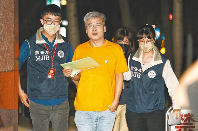 号称全台最大自办都更案的「泰舍至善元」，涉嫌找人头当买家、灌水成交价等方式向银行诈贷83.5亿元，台北地检署4日依违反《银行法》起诉泰坤建设负责人杨岳修（中）。（本报资料照片）