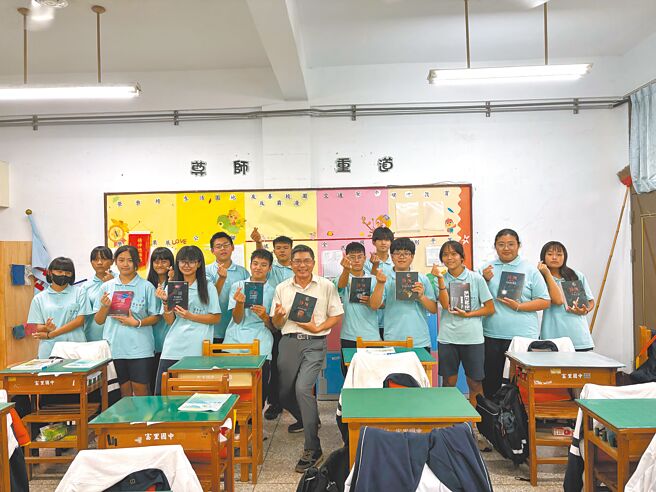 家住桃園市的民眾袁祥峰有感閱讀對孩子的幫助，2022年起自掏腰包購書送給花蓮40餘所偏鄉國中小學校，花蓮縣富里國中學生收到書籍都相當開心。（花蓮縣富里國中校長鐘協衡提供／羅亦晽花蓮傳真）