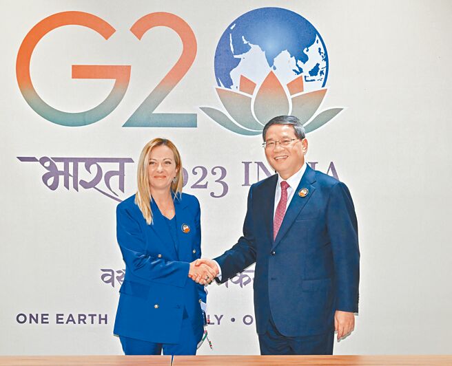 义大利企业暨制造部长乌索4日飞抵北京访问，为总理梅洛尼访华铺路。图为大陆国务院总理李强（右）在2023年G20峰会期间会见梅洛尼（左）。（新华社）