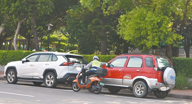 苗栗市公所公告，市內中山路等5個路段公有路邊停車格，7月起試辦假日收費。（李京昇攝）