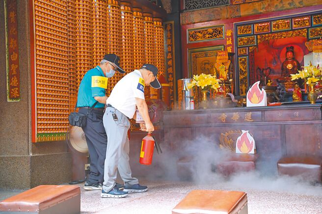 新竹縣政府4日舉辦文化資產防災演練與教育推廣活動，以縣定古蹟竹北蓮華寺為防災演練與教育推廣活動地點。（邱立雅攝）