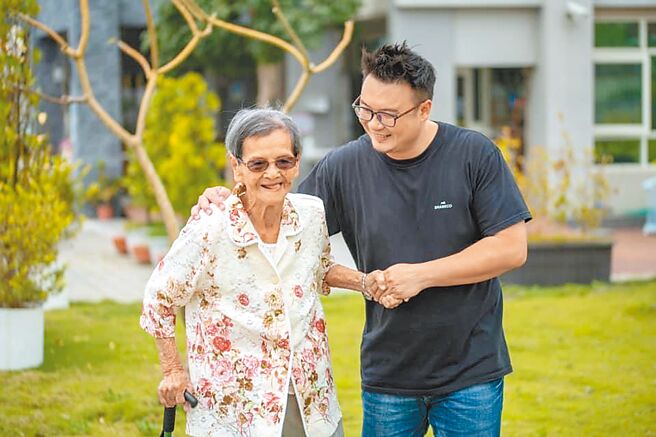 南投县议员简千翔（右）的阿嬷陈翠英上月底安息，享嵩寿100岁，简千翔制作短片「永远的阿嬷」缅怀，祖孙情感动许多人。（简千翔提供／杨静茹南投传真）