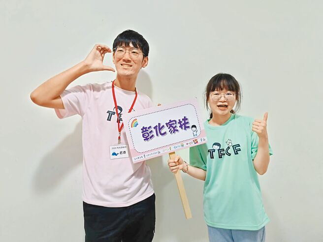 彰化家扶开办为期7周的暑期课辅安亲班，17位担任课辅小老师的大专生，小时候都是家扶儿童，其中林建宏（左）、陈衿霈（右）第2次担任小老师。（叶静美摄）