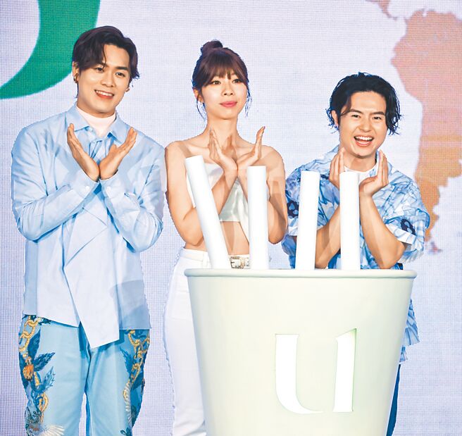 告五人云安（左起）、犬青、哲谦4日担任手摇茶饮品牌首位全球代言人。（罗永铭摄）