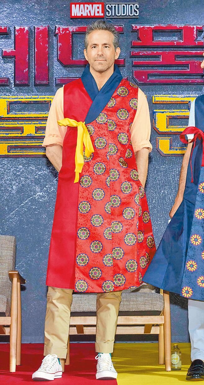 莱恩雷诺斯在《死侍与金钢狼》的首尔国际记者会上换穿韩服。（迪士尼提供）