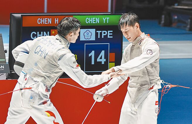 陳奕通（右）拿下巴黎奧運擊劍男子鈍劍參賽門票。（新華社）
