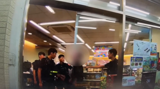 結賬被嫌「紙鈔太髒」狂鬧超商  男子還抓雨傘打警察慘了