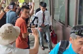 鄭文燦律師現身法院！媒體包圍全程不發一語 鏡頭前快閃