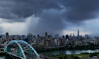 大雨卡松山機場 地面作業一度暫停 影響5架次