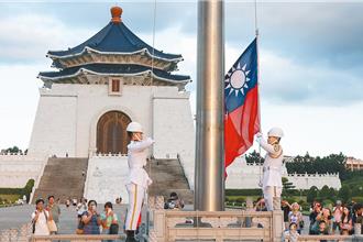 中正紀念堂儀隊移室外操演　顧立雄：兼顧轉型正義與儀隊需求