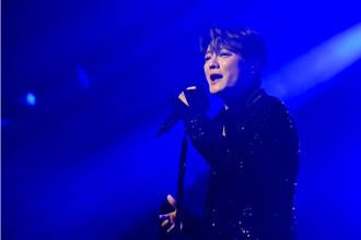 阿沁撐高燒中暑病體開唱　問Faye官司判決不忍開口了