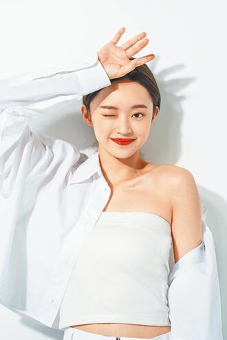 Emma夏日紅脣妝輕透