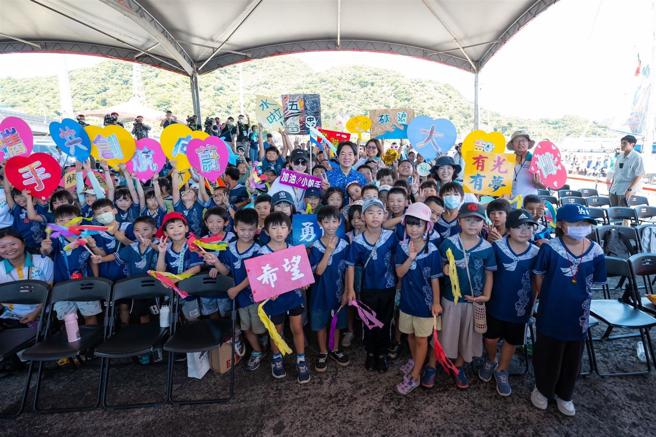 总统赖清德出席「2024携手共创 航向蔚蓝」启航典礼，祝福此行快乐出航平安顺利。
（总统府提供）