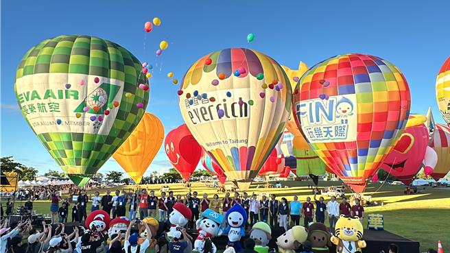 2024台灣國際熱氣球嘉年華今天在台東鹿野高台開幕。(蔡旻妤攝)