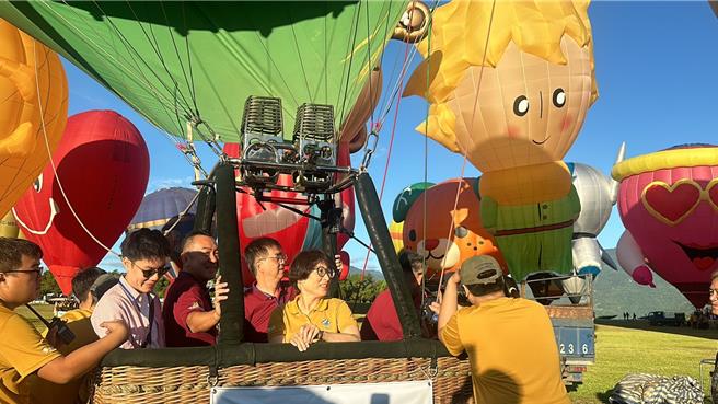 2024台灣國際熱氣球嘉年華今天在台東鹿野高台開幕。(蔡旻妤攝)