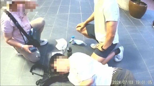 男子因血糖过低导致身体无力，突然脸色苍白倒地、口吐白沫，暖警直击即刻救援。（翻摄画面）
